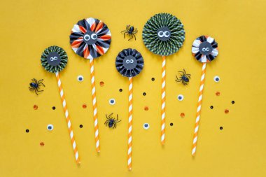 Cadılar bayramı konseptin kutlu olsun. Parlak sarı arka planda DIY kağıt dekorasyonları. Cadılar Bayramı partisi tebrik kartı. Düz yatıyordu, üstten, yukarıdan..