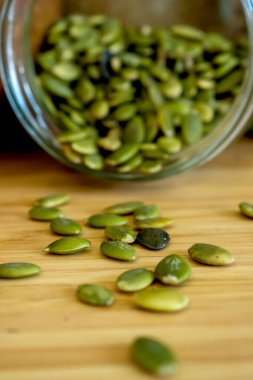 Balkabağı tohumlarını yakın plan. Sıfır atık dükkanında organik biyolojik ürünler. Gıda deposu mutfağı, düşük atık yaşam tarzı. Cam kavanozlarda tahıl ve tahıllar. Eko dostu alışveriş plastiği marketi.