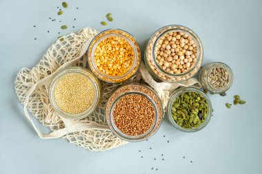 Sıfır atık dükkanında organik biyokütle ürünleri. Mutfaktaki yiyecek deposu düşük atık yaşam tarzında. Masadaki cam kavanozlarda tahıl ve tahıllar. Plastik ücretsiz bakkaldan çevre dostu alışveriş.