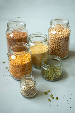 Sıfır atık dükkanında organik biyokütle ürünleri. Mutfaktaki yiyecek deposu düşük atık yaşam tarzında. Masadaki cam kavanozlarda tahıl ve tahıllar. Plastik ücretsiz bakkaldan çevre dostu alışveriş.