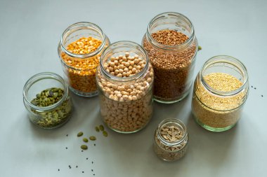 Sıfır atık dükkanında organik biyokütle ürünleri. Mutfaktaki yiyecek deposu düşük atık yaşam tarzında. Masadaki cam kavanozlarda tahıl ve tahıllar. Plastik ücretsiz bakkaldan çevre dostu alışveriş.