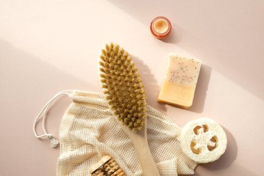 Çevre dostu güzellik ürünleri, doğal organik banyo aletleri. Plastiksiz hayat yok. Ekolojik cilt bakımı, vücut tedavisi konsepti. Bilinçli Minimalizm Vegan Yaşam Tarzı. Yeniden Kullan Geri Dönüşümü Azalt.