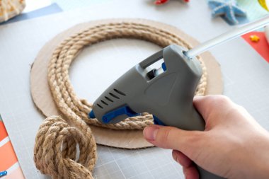 DIY talimatı. Adım adım özel ders. Yaz dekoru yapmak - keçeden yapılmış deniz yıldızlarından yapılmış halat çelengi. El aletleri ve malzemeler. Beşinci adım.