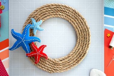 DIY talimatı. Adım adım özel ders. Yaz dekoru yapmak - keçeden yapılmış deniz yıldızlarından yapılmış halat çelengi. El aletleri ve malzemeler. Adım 7 - Son
