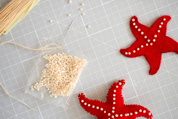 Instrução DIY. Tutorial passo a passo. Fazendo decoração de verão - grinalda de corda com estrelas do mar feitas de feltro. Artesanato ferramentas e suprimentos. Passo 3 — Fotografia de Stock