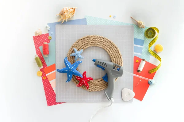 DIY instructie. Stap voor stap handleiding. Zomer decor maken - touw krans met zeesterren van vilt. Ambachtelijk gereedschap en benodigdheden. Stap 6 — Stockfoto