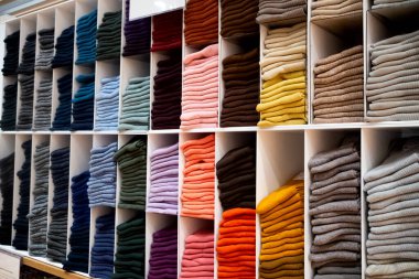 Mağazadaki raflarda çok renkli parlak çoraplar