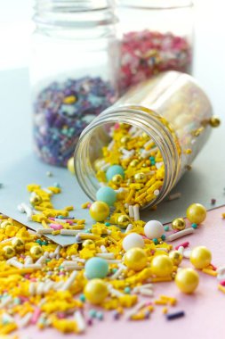 Şeker parçacıkları, pasta, dondurma ve kurabiyeler için süsleme.