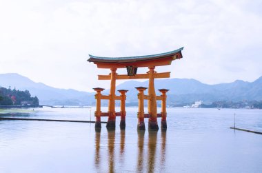 Miyajima Adası'ndaki ünlü kırmızı kapı torii, Hiroşima, Japonya