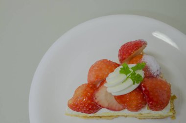 Bir parça çilekli cheesecake