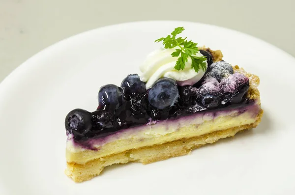 白い皿に新鮮なブルーベリークリームチーズパイ — ストック写真
