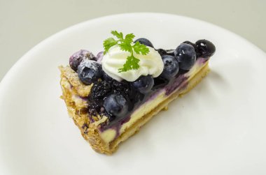 Beyaz çanak taze yaban mersini krem peynir pasta