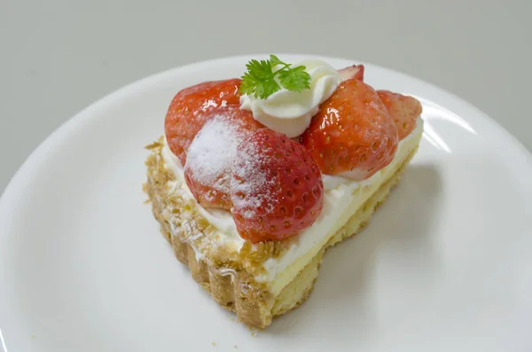 Ein Stück Erdbeerkäsekuchen — Stockfoto