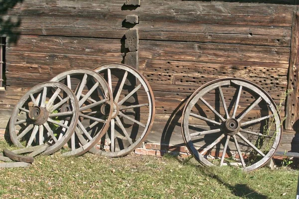 Old Wooden Wheels Wagon Metal Rings Wooden Hut — Stock Photo, Image