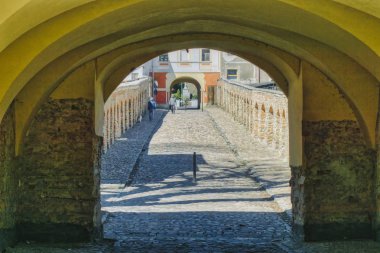 Toplantı gölge ve sun, manastır tarihi binalarda yürüyüş