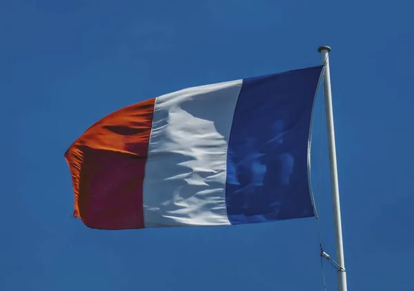 青空風にはためくフランス国旗を点灯 — ストック写真