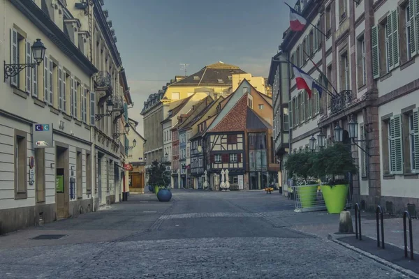 Typické Alsaské Ulice Hrázděnými Domy Neděli Ráno Neexistují Žádné Obyvatele — Stock fotografie