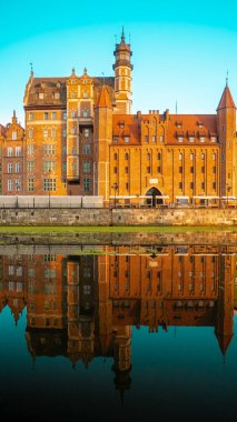 Nehir yakınındaki eski binalar