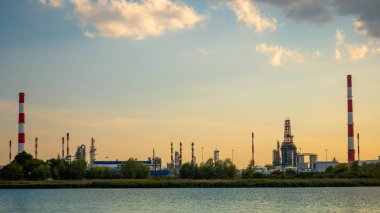 Nehir ve petrol rafinerisi fabrika Gdansk, Polonya.
