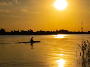 Gün batımında Vistula Nehri üzerinde Polonya Kano kadın.