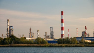Nehir ve petrol rafinerisi fabrika Gdansk, Polonya.