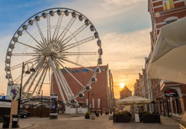 Gdansk, Polonya - 09/21/2018: Stagiewna kapısı ve gözlem tekerleği Gdansk 