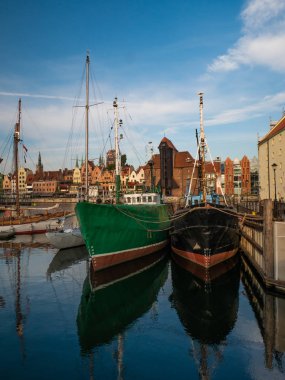 Gdansk, Polonya ve eski ortaçağ bağlantı noktası vinç (Zuraw Motlawa nehir gemileri).
