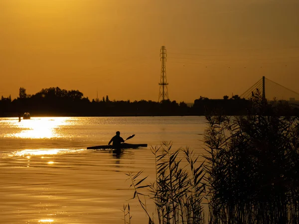 Gün batımında Vistula Nehri üzerinde Polonya Kano kadın.
