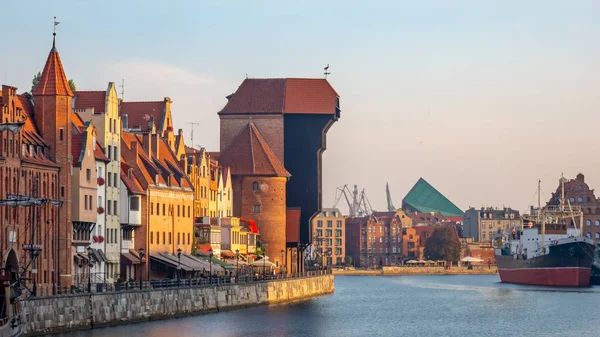 Miasto Gdańsk Najstarszych Żuraw Tzw Zuraw Promenada Wzdłuż Brzegu Rzeki — Zdjęcie stockowe