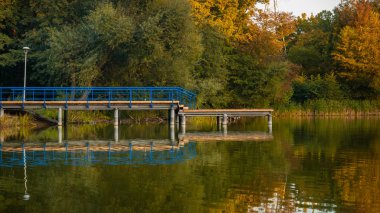 Lakeside ahşap güverte suya genişletilmiş. Sonbahar şaşırtıcı 