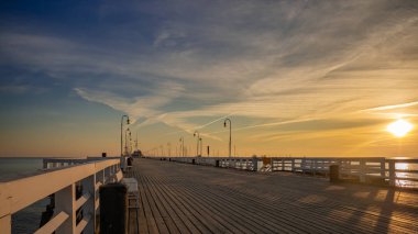  Sopot City 'deki Sopot Rıhtımı. Rıhtım Avrupa 'nın en uzun tahta rıhtımıdır. Güzel gün doğumu.