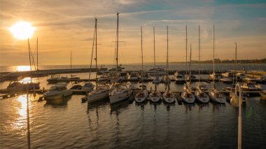 Yatlar ve tekneler Sopot 'un Molo limanına yanaştı. Polonya