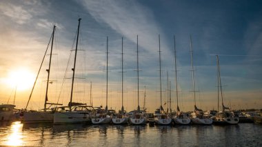 Sopot City 'deki Sopot Rıhtımı. Rıhtım Avrupa 'nın en uzun tahta rıhtımıdır. Güzel gün doğumu.