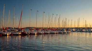  Vistula Nehri ile yelkenli yelken Ulusal Merkezi Marina akşam. Duvara yakın soğutucu camekan Zachodnie, Gdansk.