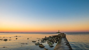 Vistula Nehri'nin ağzında. Dalgakıran deniz kıyısında ve koruma duvarları üzerinde. Gdansk duvara yakın soğutucu camekan Zachodnie, Polonya