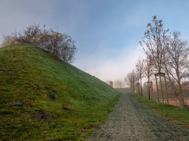 Kasım ayında Gdansk, Polonya Gradowa tepede eski sur için önde gelen yolu.