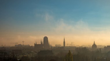Gdansk St Mary's Basilica ile sisli ve bulutlu cityscape.