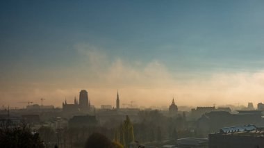 Gdansk St Mary's Basilica ile sisli ve bulutlu cityscape.