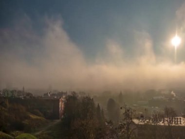 Zaman atlamalı. Gdansk St Mary's Basilica ile sisli ve bulutlu cityscape.