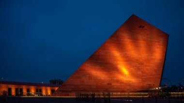 Gdansk, Polonya - 14.02.2019: İkinci Dünya Savaşı Müzesi (Muzeum Ii Wojny Swiatowej) gece.