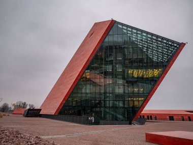 Gdansk, Polonya - 14.02.2019: Bulutlu bir günde İkinci Dünya Savaşı Müzesi.
