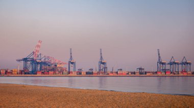 Dct Gdansk, Polonya. Konteyner tesisi. Derin su terminali.