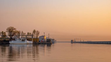 Polonya'da Baltık Denizi'nde Gdynia liman alanı görünümü. Sabah saati.