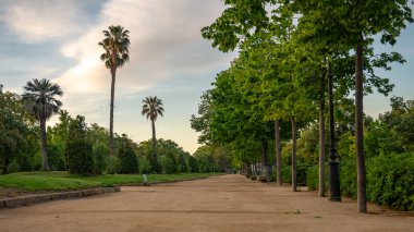 Ciutadella Park Barselona bahar saatinde.
