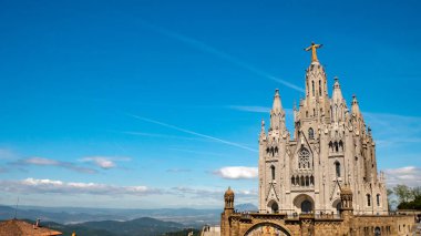 Tibidabo Katedrali. Tibidabo Dağı'nda İsa'nın Kutsal Kalp Tapınağı. Barselona, İspanya. Bahar ın bulutuyla mavi gökyüzü. Katalonya'da ünlü dönüm noktası.