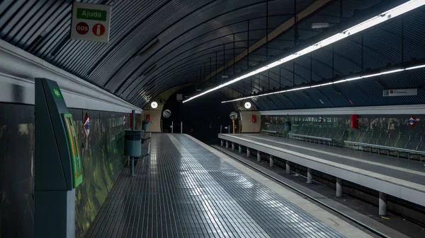 西班牙巴塞罗那2019年5月10日 巴塞罗那地铁站的内部 巴塞罗那地铁是一个广泛的快速公交电气化铁路线网络 — 图库照片
