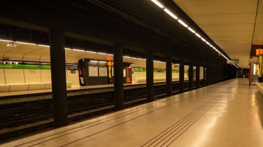 Barselona, İspanya. 10 Mayıs 2019. Barselona metro istasyonunun iç. Barselona metro hızlı transit elektrikli demiryolu hatları geniş bir ağdır.