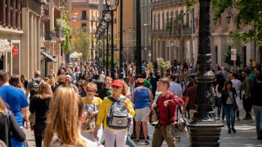 Barselona, İspanya. 10 Mayıs 2019. Dünyanın dört bir yanından yüzlerce turist bir bahar öğleden sonra Barselona sokaklarını ziyaret.