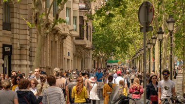 Barselona, İspanya. 10 Mayıs 2019. Dünyanın dört bir yanından yüzlerce turist bir bahar öğleden sonra Barselona sokaklarını ziyaret.