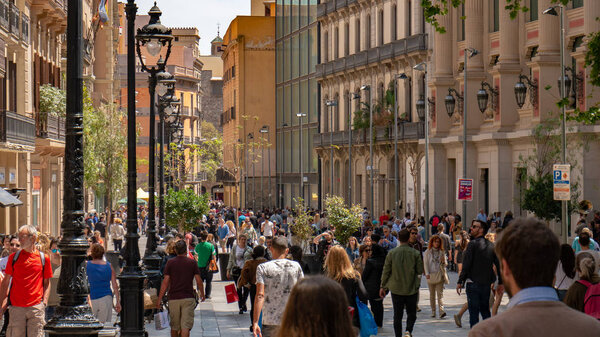 Барселона, Испания. 10 мая 2019 года. Сотни туристов со всего мира посещают улицы Барселоны весной после полудня
.
